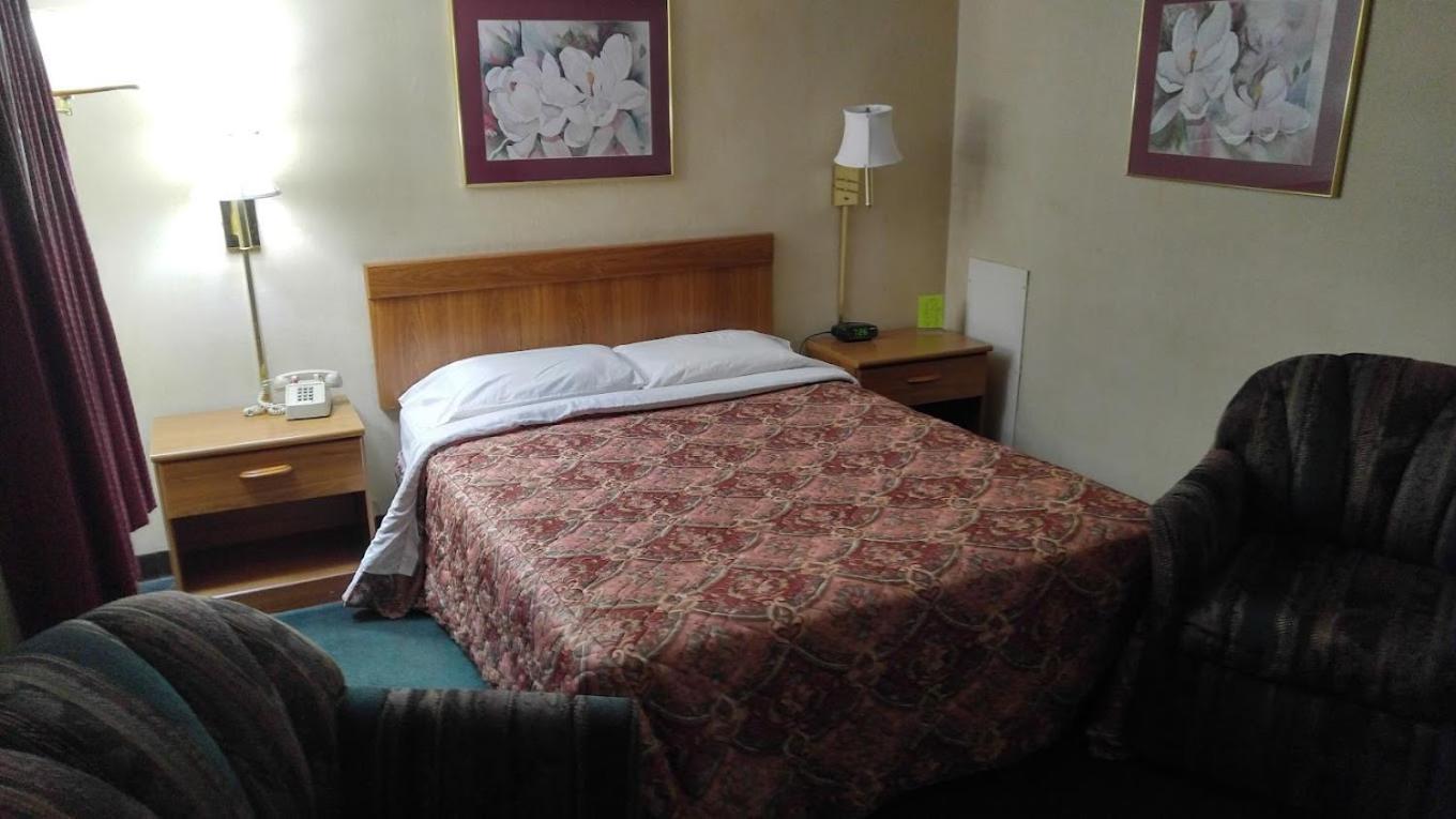 Oyo Sheldon'S Motel And Restaurant キーズビル  エクステリア 写真