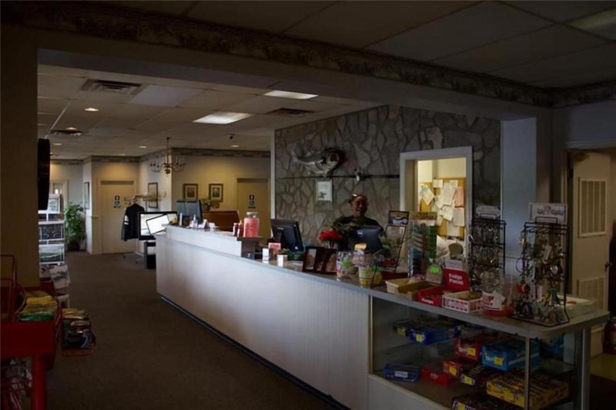 Oyo Sheldon'S Motel And Restaurant キーズビル  エクステリア 写真
